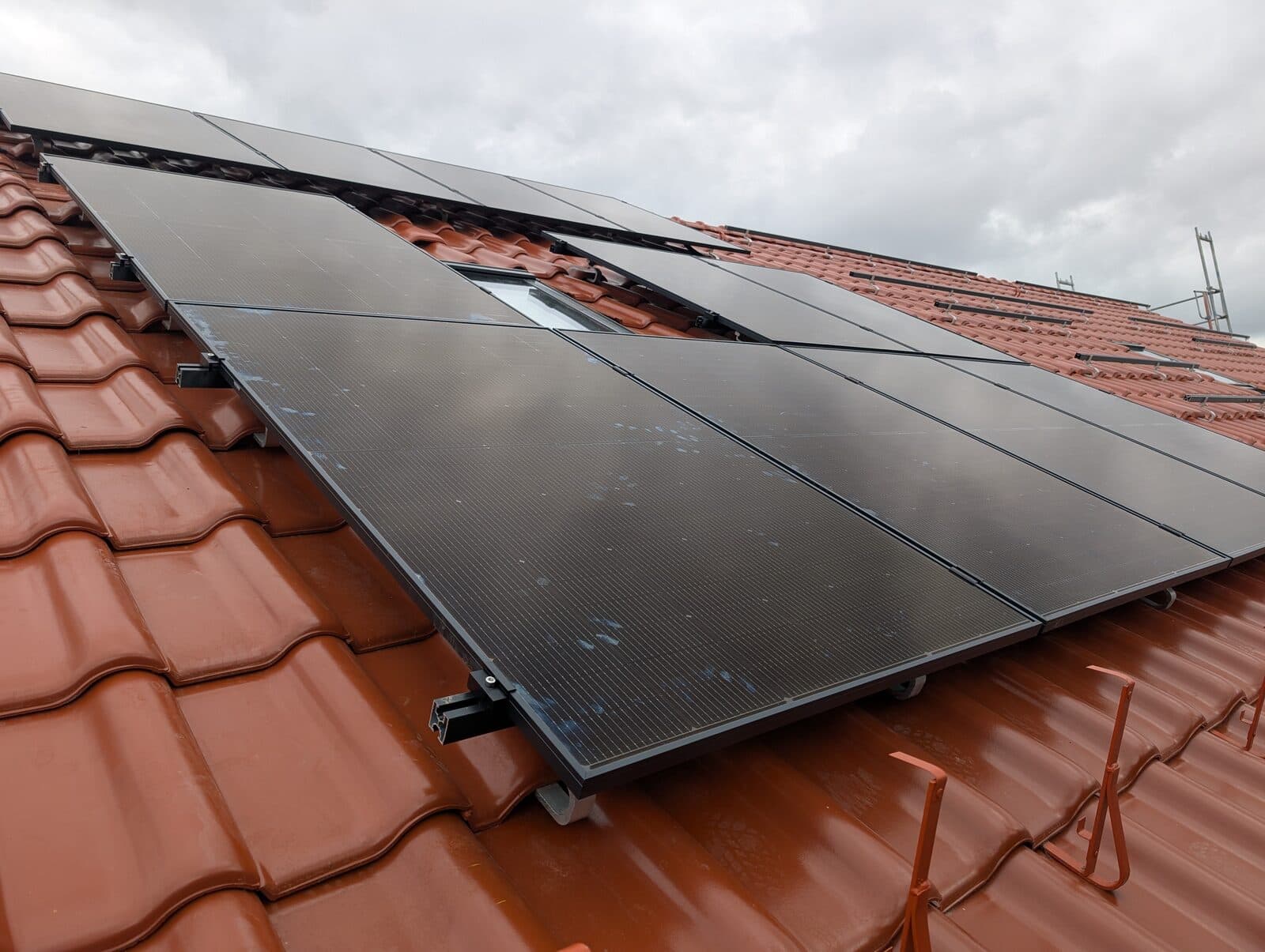 Solaranlage · Einfamilienhaus — Ziegeldach mit Full-Black-Modulen
