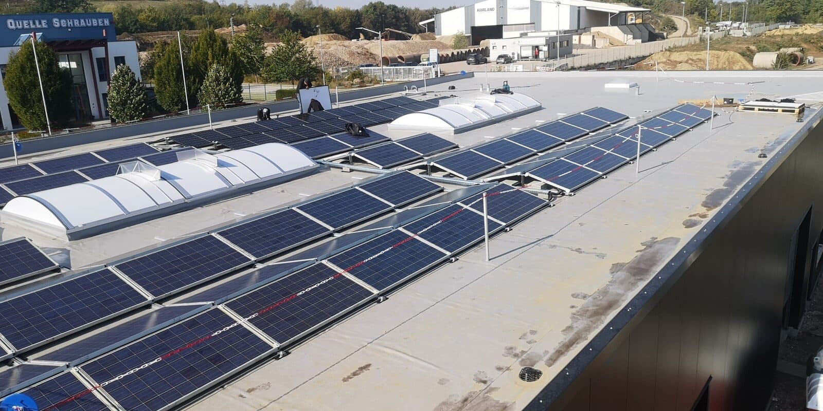 Gewerbedach · Aufdach-PV — Flachdach mit Lichtkuppeln