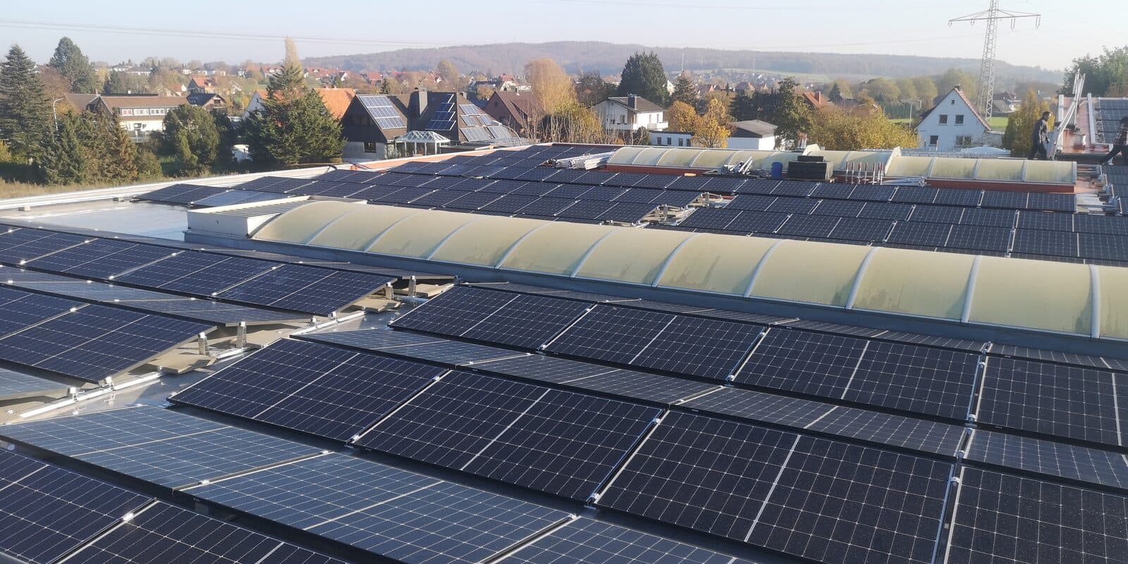 Gewerbedach · Aufdach-PV — Großanlage mit Panoramalage