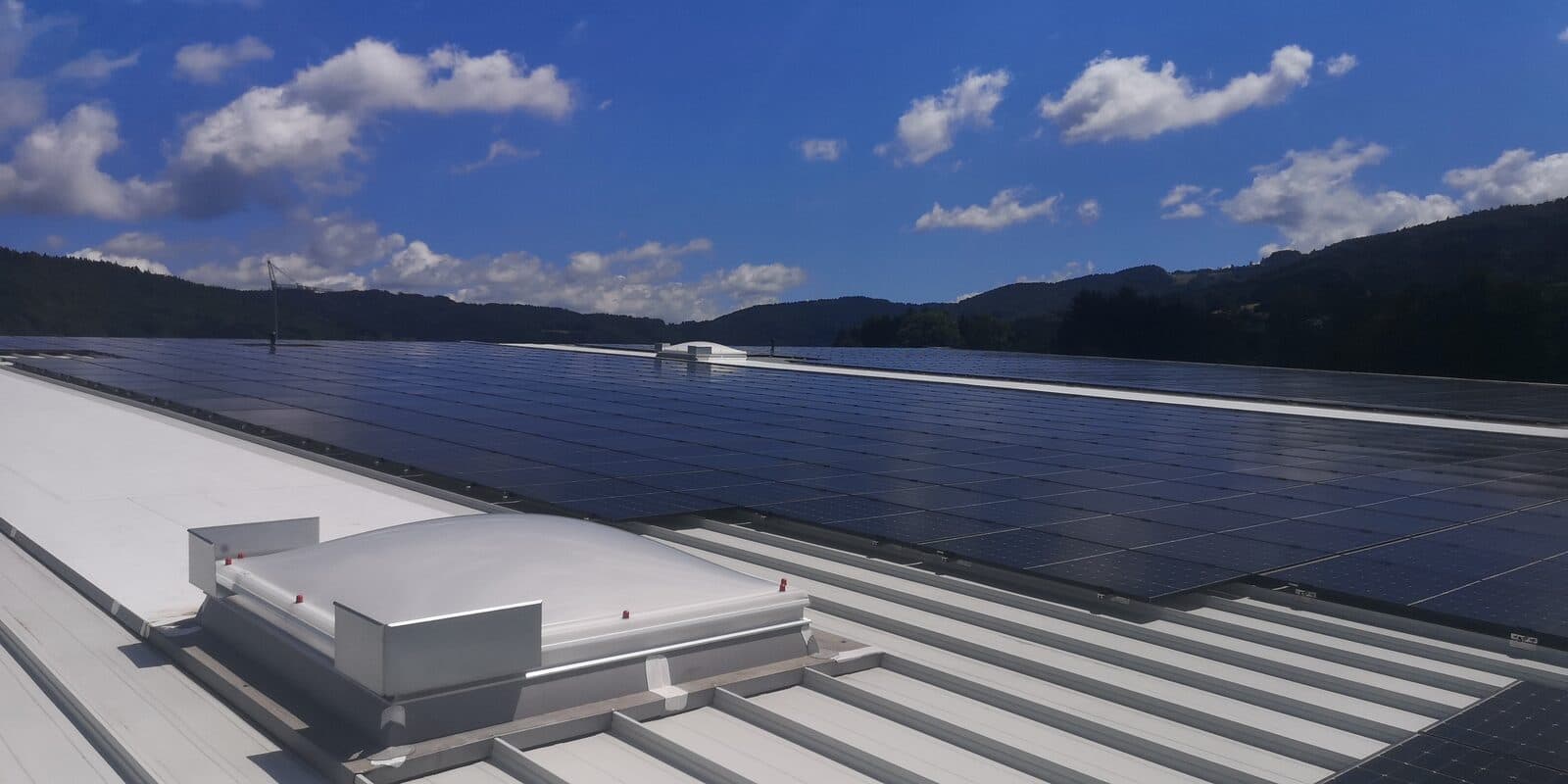 Logistik-Dach · Großanlage — Flachdach-PV über mehrere Felder