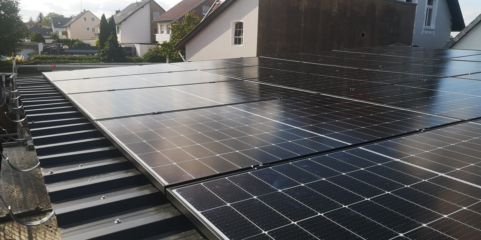 Gewerbedach · Aufdach-PV — Dachterrassen-Anlage im Wohngebiet