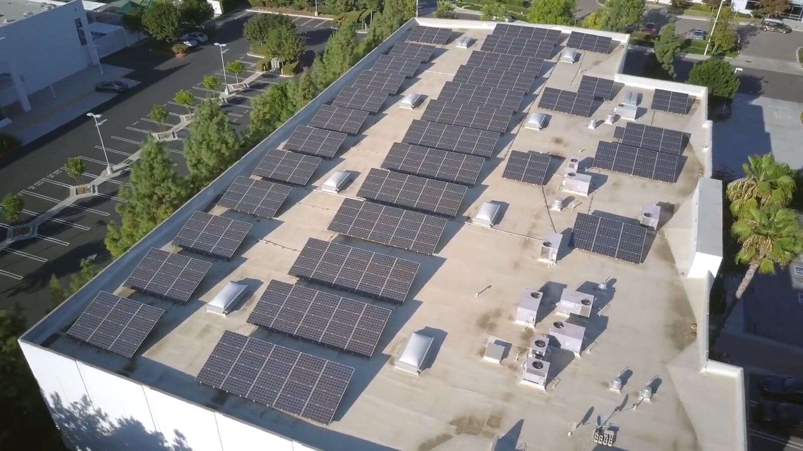 Luftaufnahme einer Photovoltaikanlage auf einem Berliner Dach